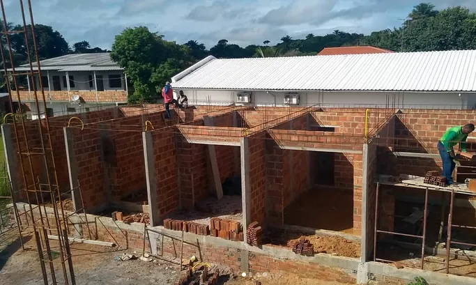 Obra em alvenaria em fase de estrutura