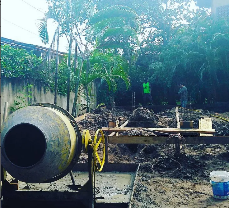 Canteiro de obra com betoneira